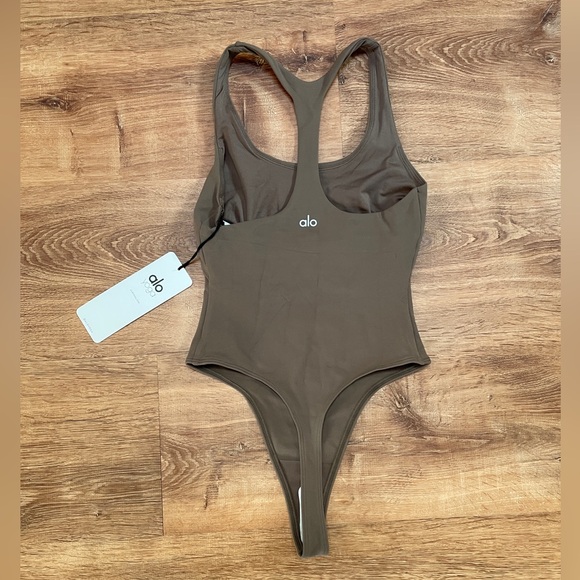 Alo Yoga Sleek Back Bodysuit Size XS Brown Hot Cocoa Racerback Thong NWT $108 - Picture 4 of 10